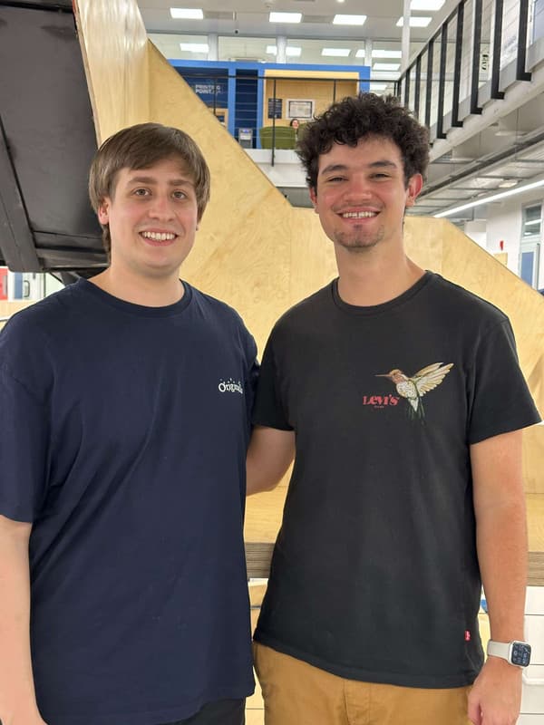 Equipo RevivoX trabajando en el reacondicionamiento de laptops